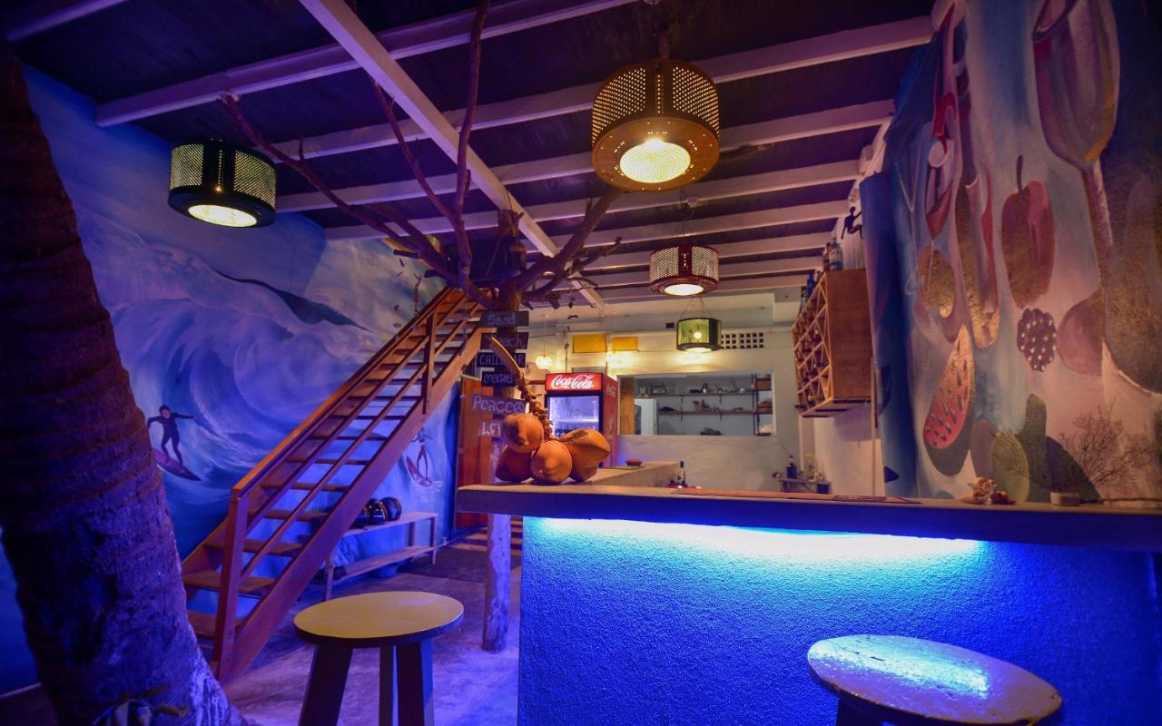 Palm Leaf Surf Cafe 호텔 갈레 외부 사진