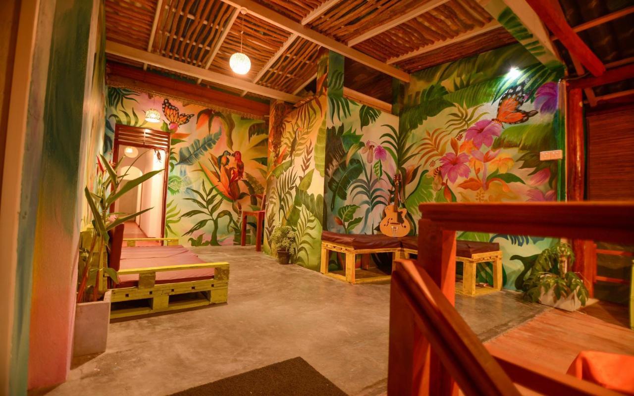 Palm Leaf Surf Cafe 호텔 갈레 외부 사진